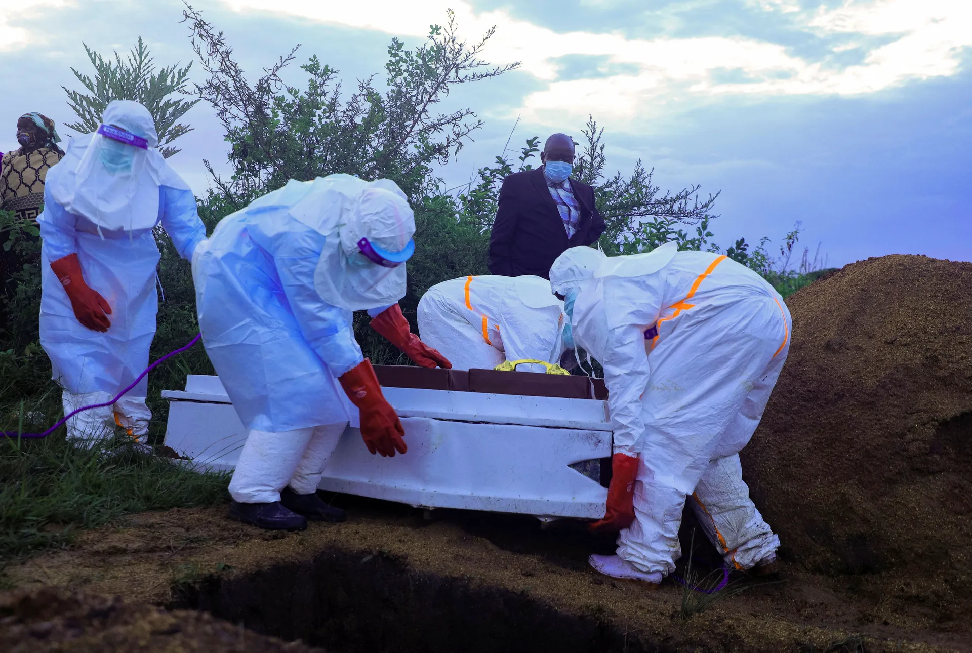 Bizaran incident usred epidemije, napali tim zadužen za siguran ukop preminulih