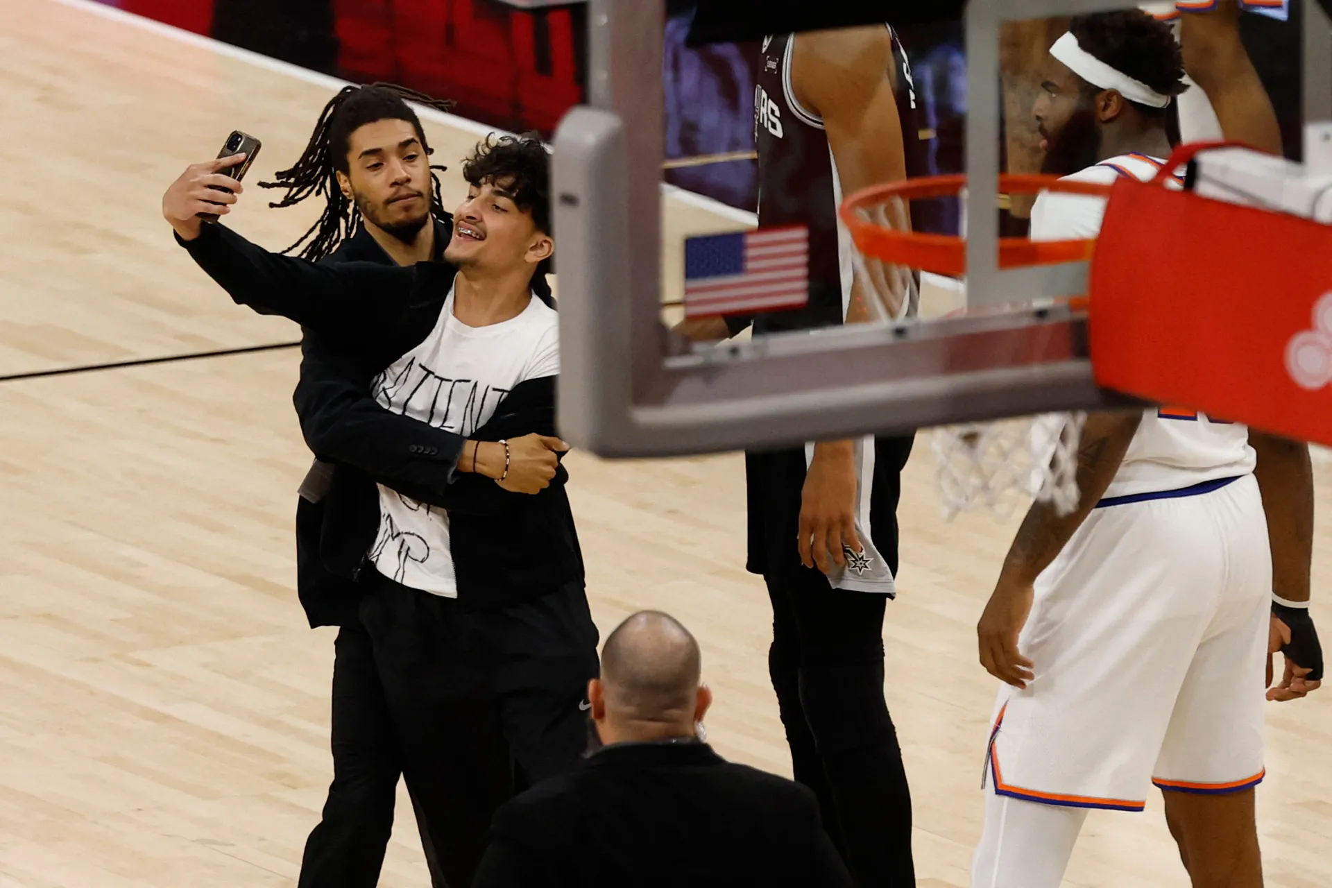 (VIDEO) NBA finale na kratko prekinuto, navijač utrčao u teren i krenuo ka Wembanyami