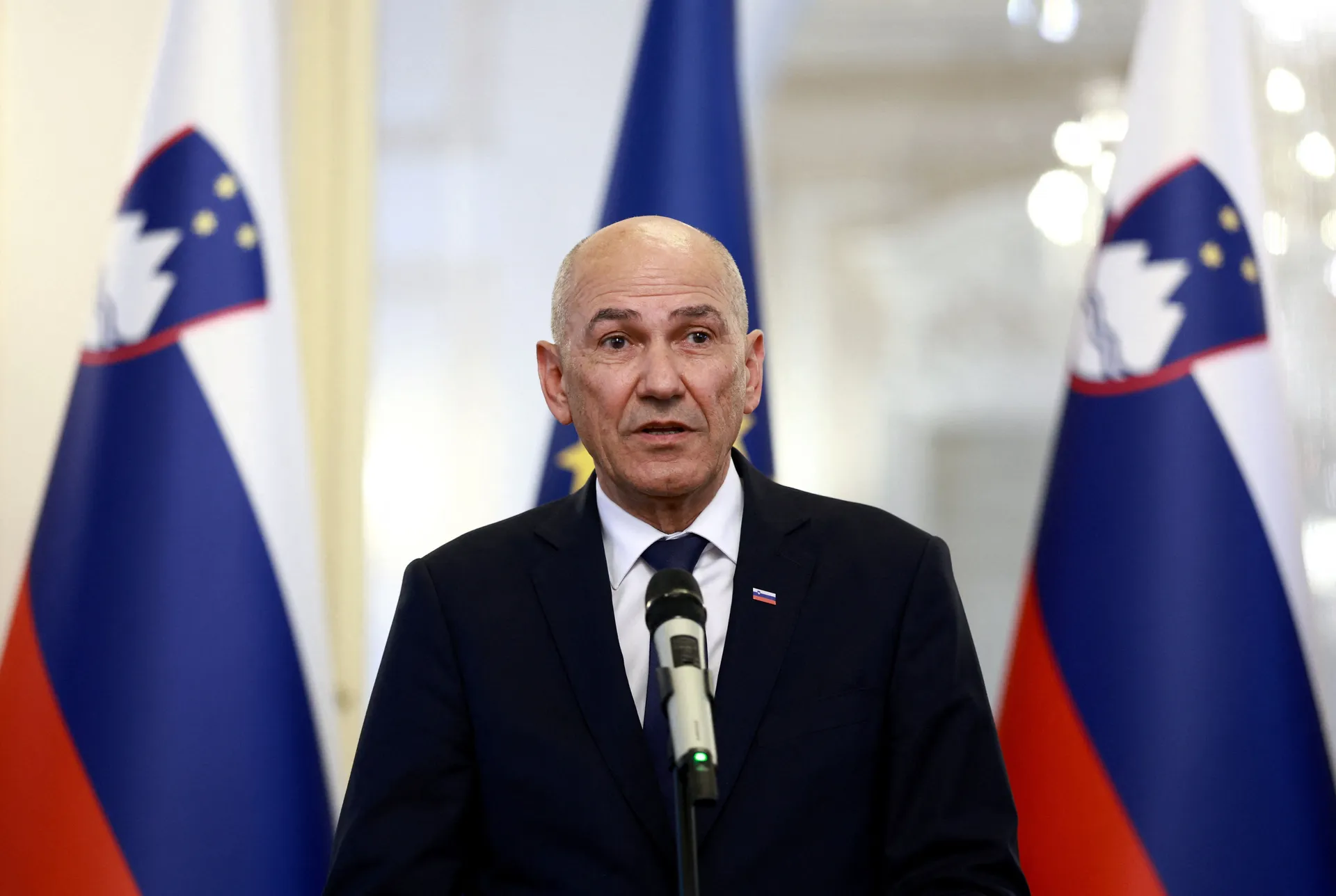 Janšina prva odluka izazvala bijes: Uklonjena zastava Palestine sa zgrade Vlade Slovenije