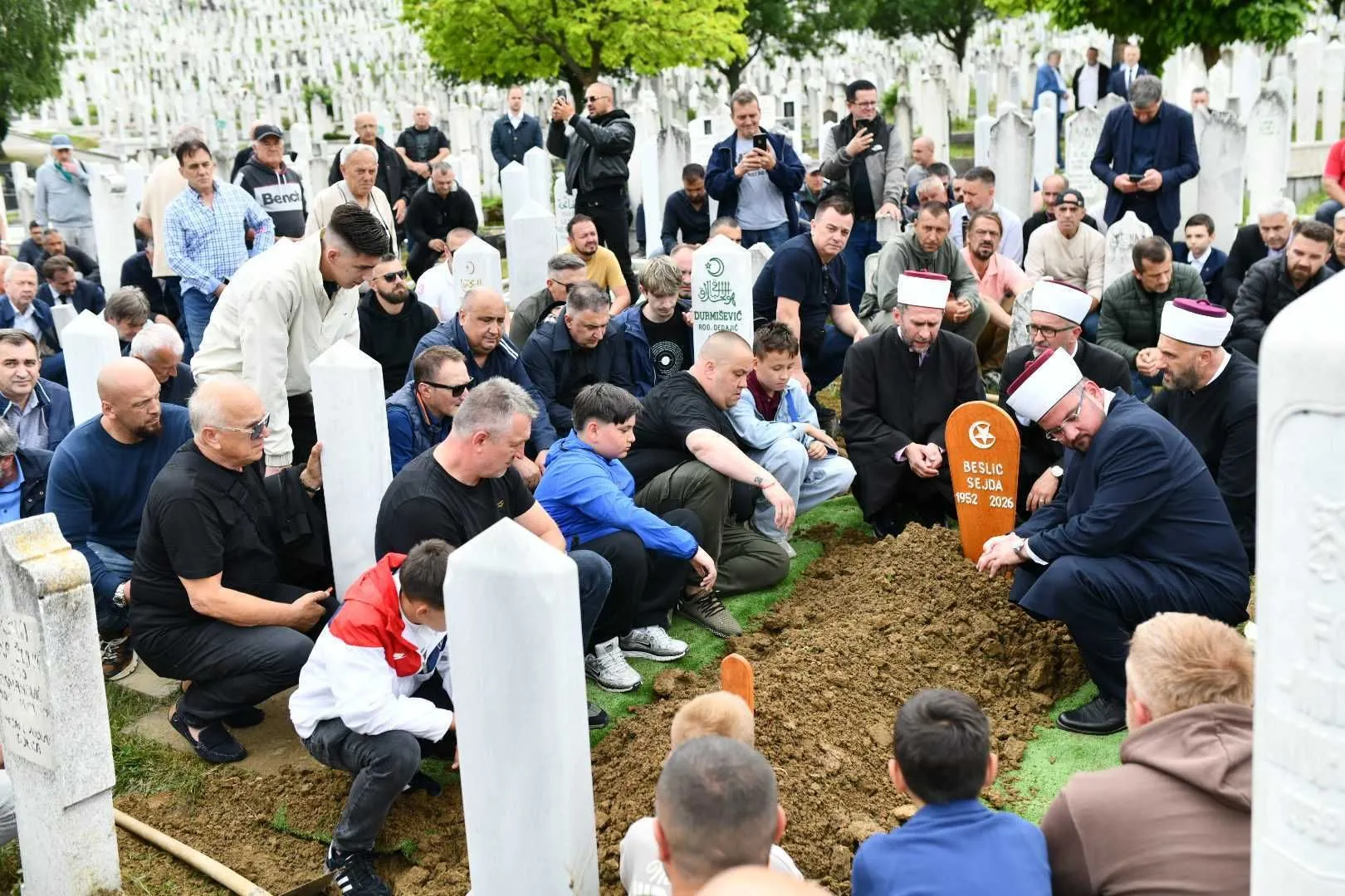 Sejda Bešlić ukopana pored svog Halida, dženazi prisustvovao veliki broj ljudi - slika 5