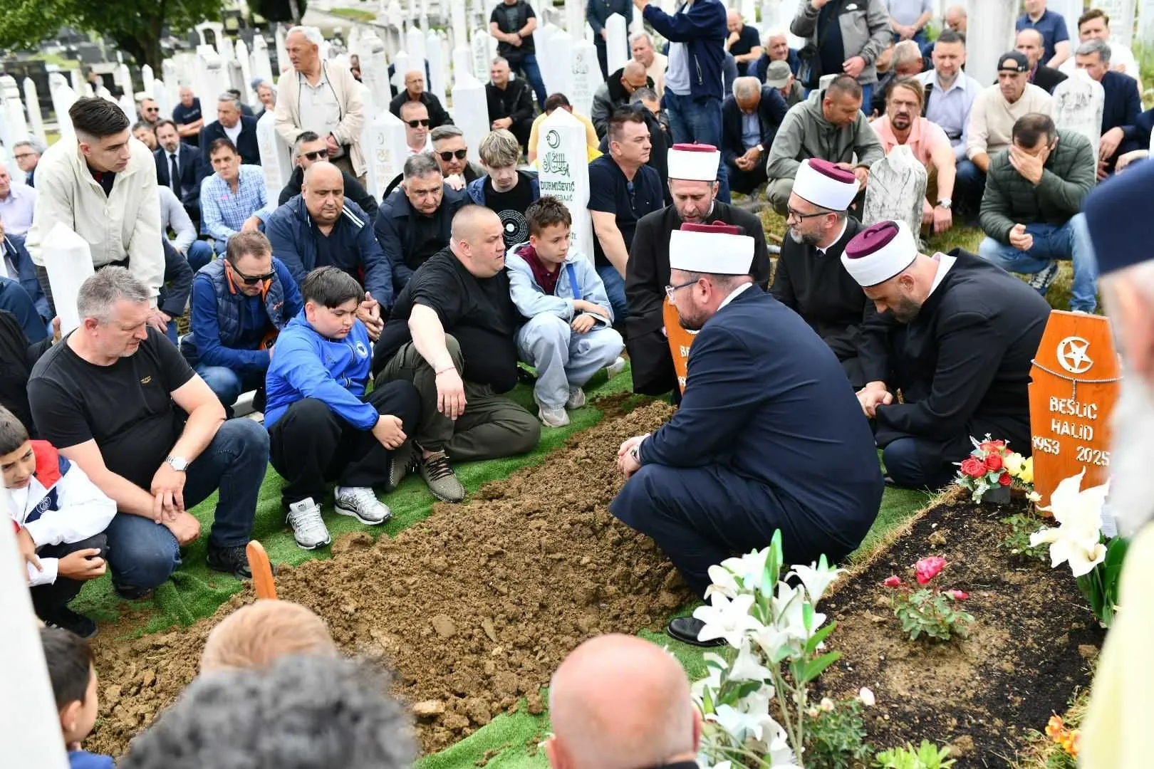 Sejda Bešlić ukopana pored svog Halida, dženazi prisustvovao veliki broj ljudi
