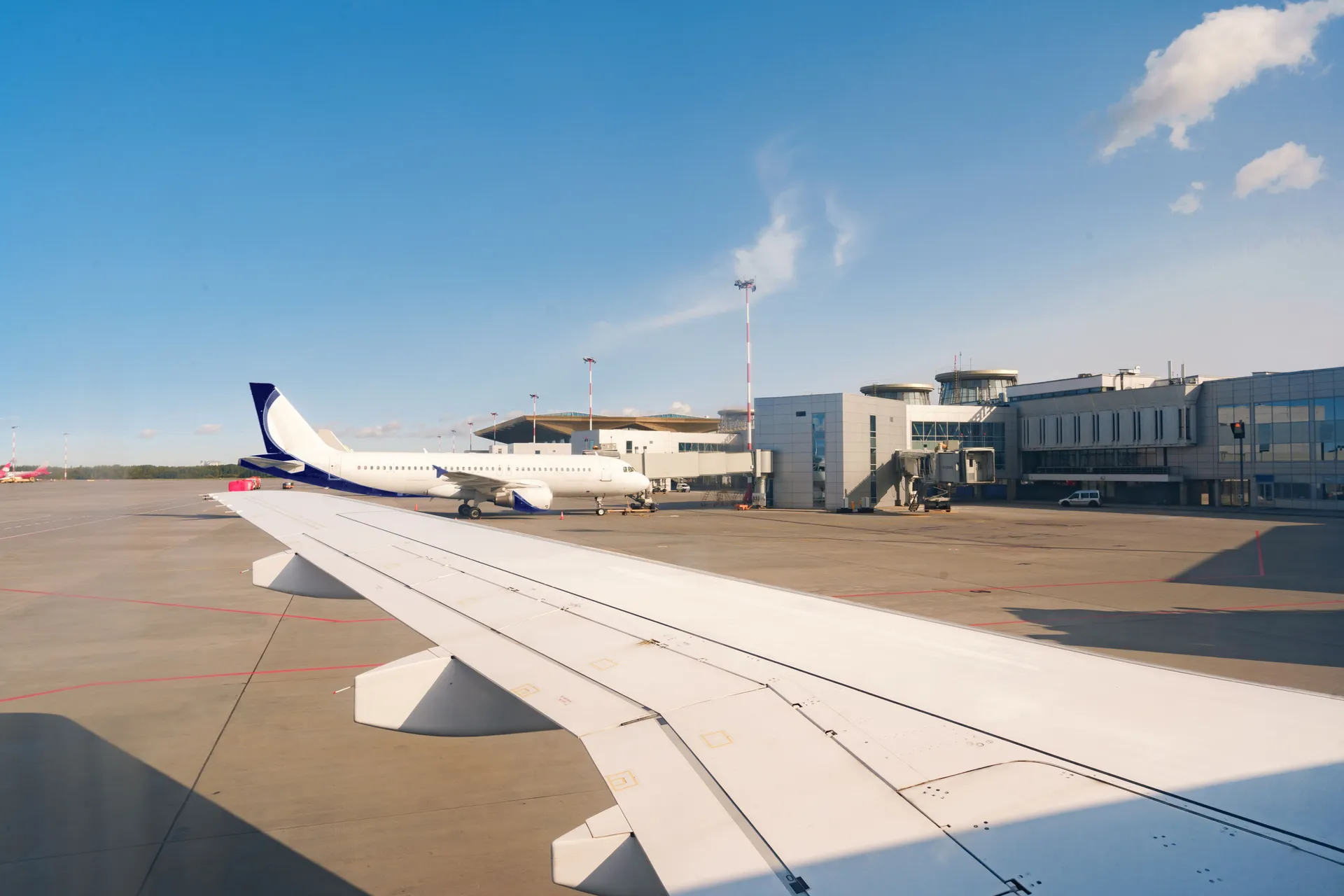 Putnici iz Crne Gore kažu da su satima zadržani na aerodromu u Beogradu