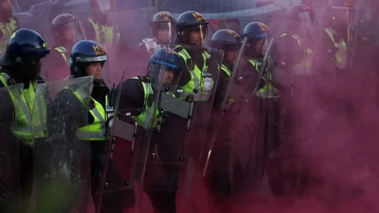 Sukobi sa policijom na protestima zbog ubistva tinejdžera u Velikoj Britaniji