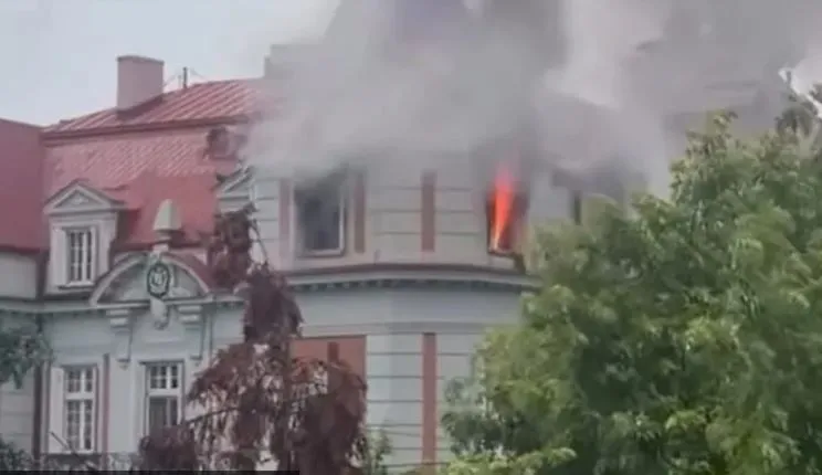 (VIDEO) Gori zgrada Ambasade Pakistana u Beogradu, vatrogasci na nogama
