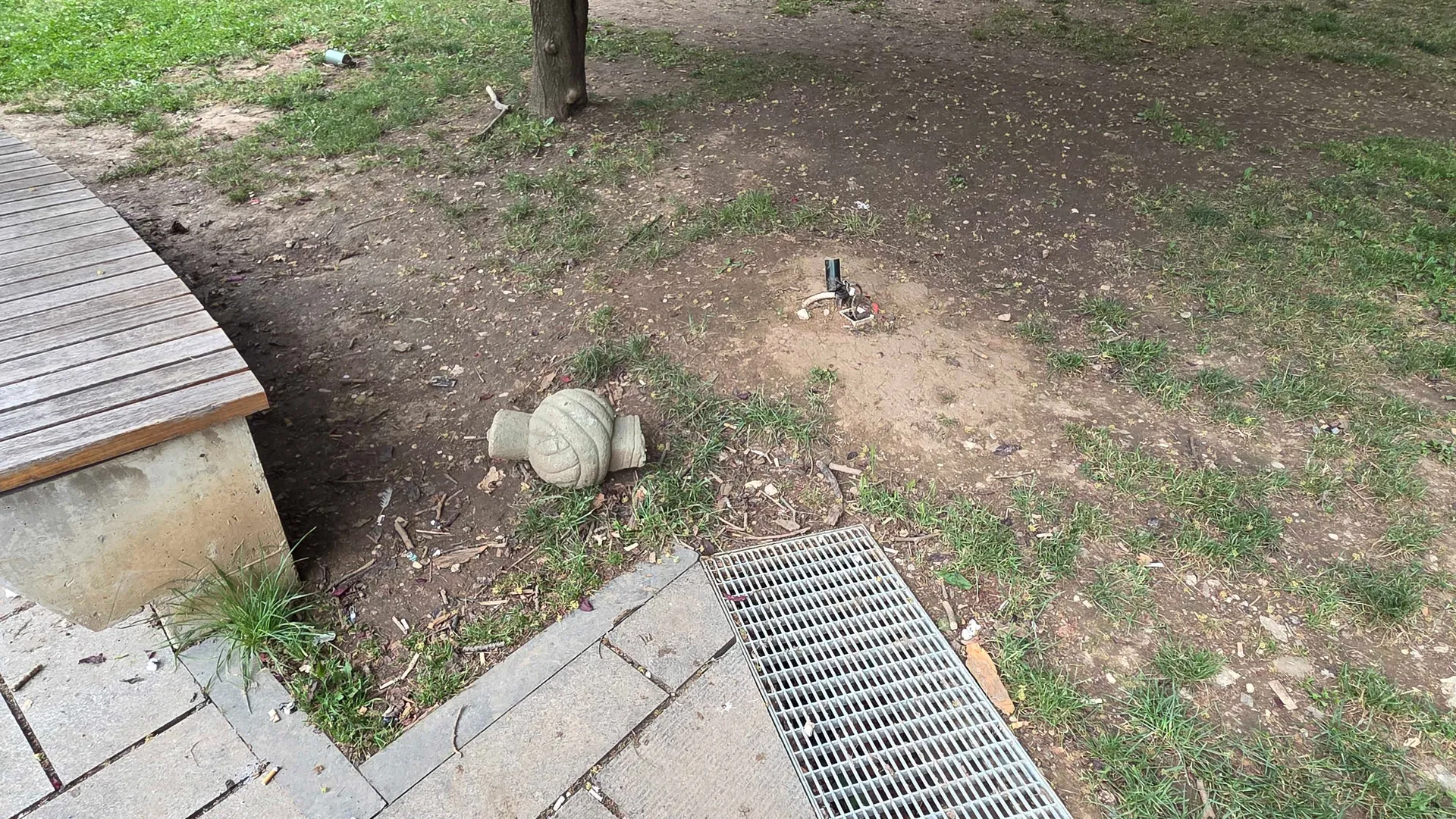 Novi čin vandalizma u centru Sarajeva, uništen stari nišan u Velikom parku