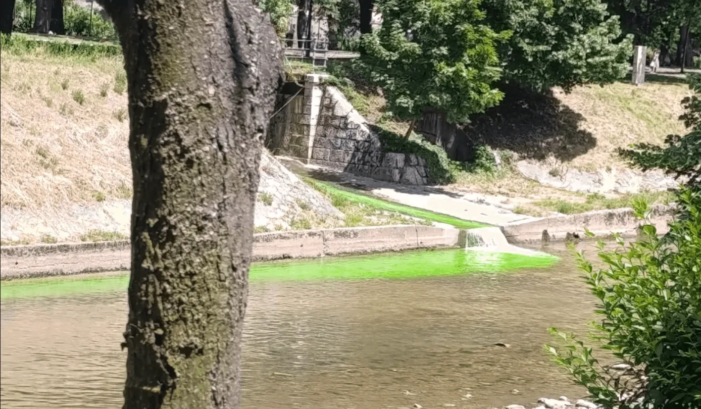 Zelena tečnost u Miljacki zabrinula građane, oglasili se iz Općine Novo Sarajevo