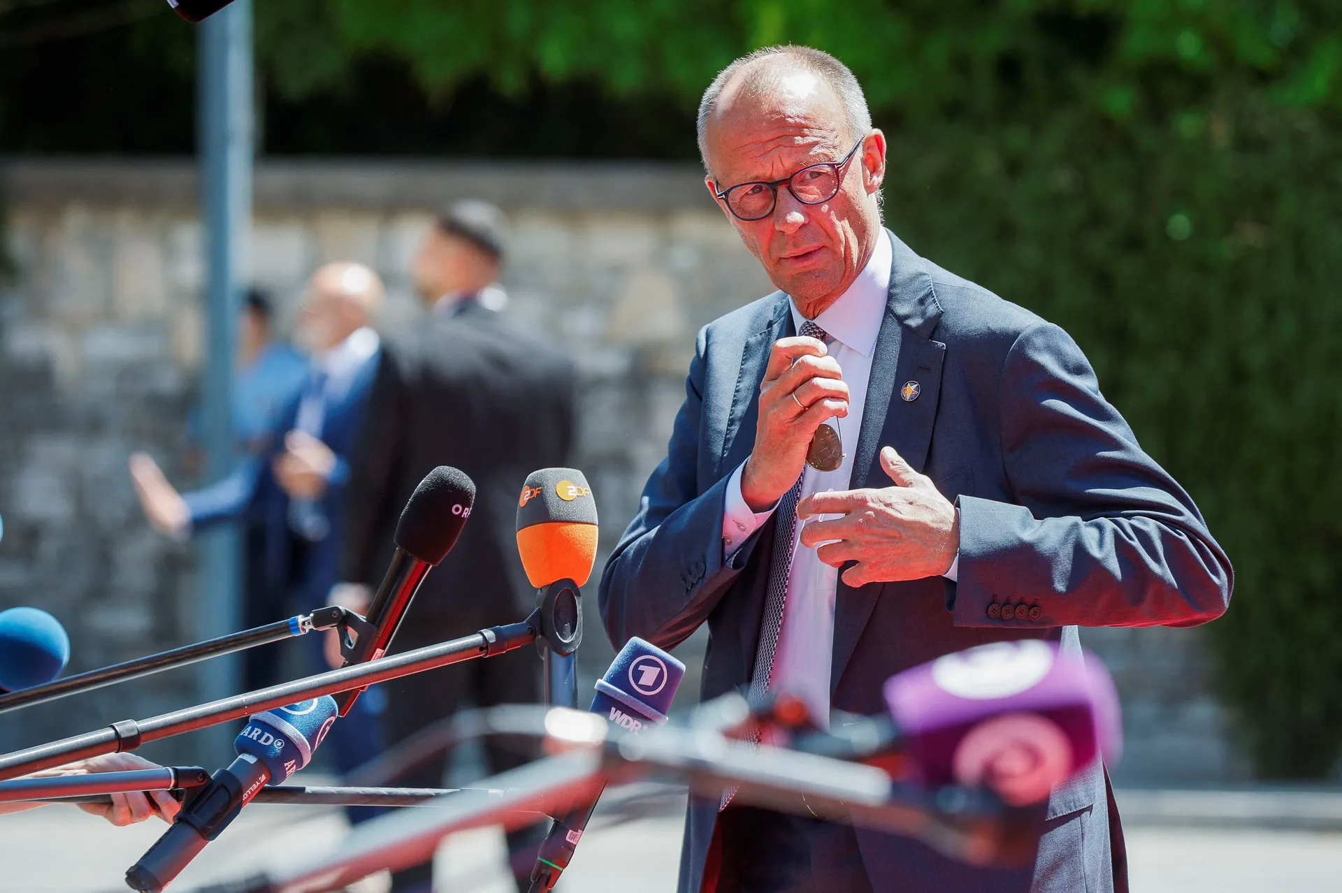 Njemački kancelar traži od Srbije da "odluči na kojoj strani želi biti"