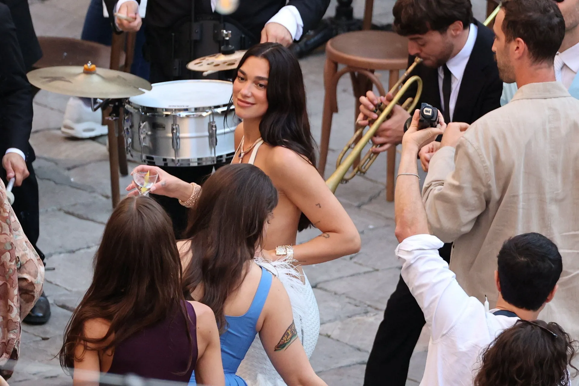 (FOTO) Dua Lipa zablistala u bijelom na luksuznoj proslavi vjenčanja u Palermu