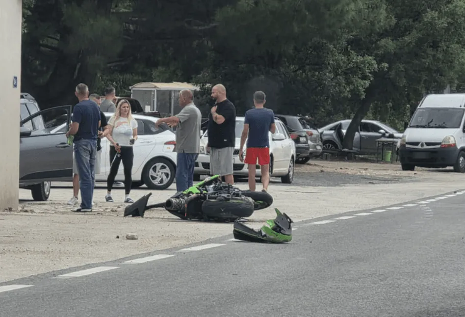 Dvije osobe poginule u teškoj saobraćajnoj nesreći, dijelovi motocikla rasuti po cesti