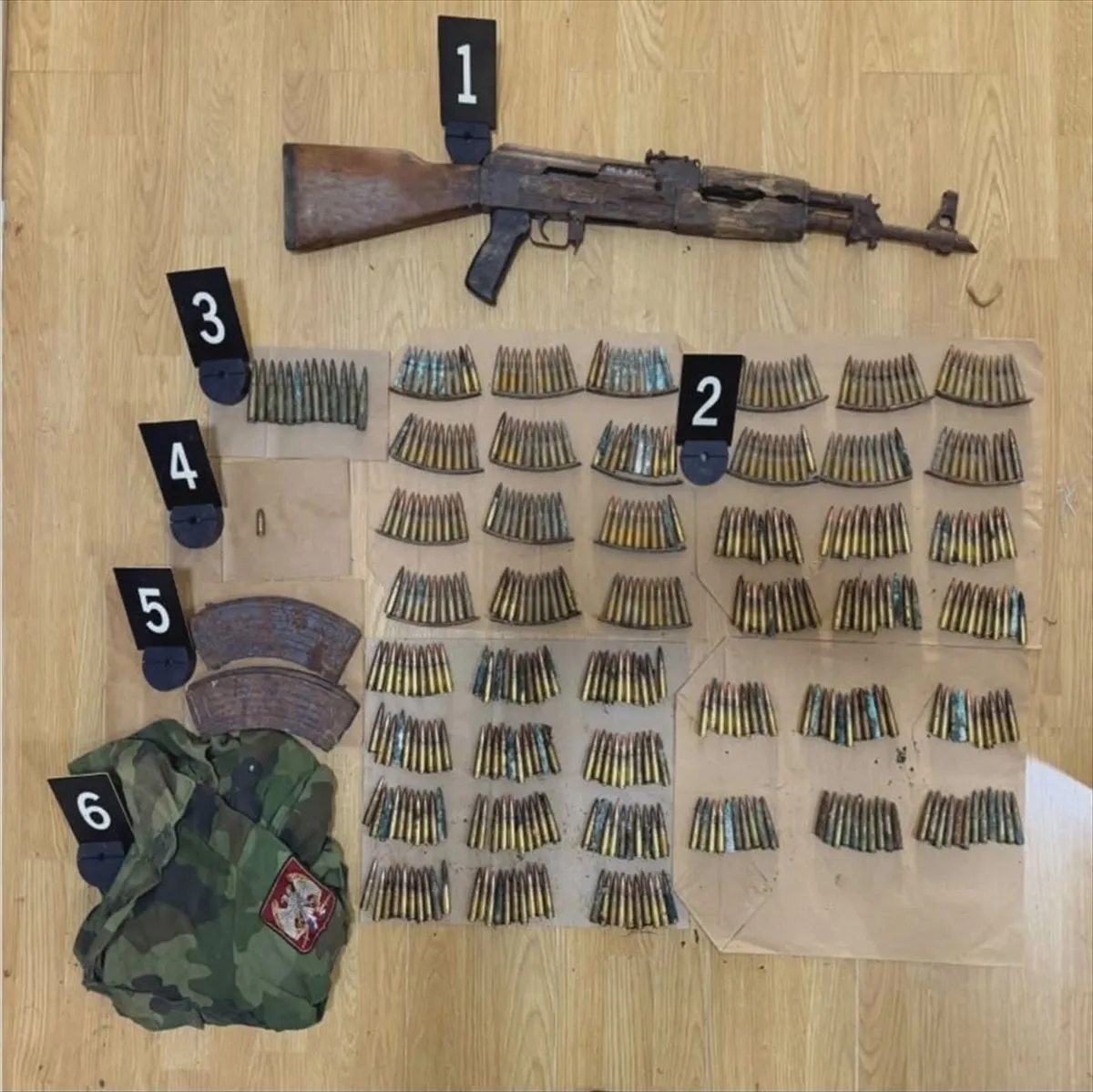 Kosovska policija u napuštenoj kući pronašla pušku, municiju i uniformu Vojske Srbije
