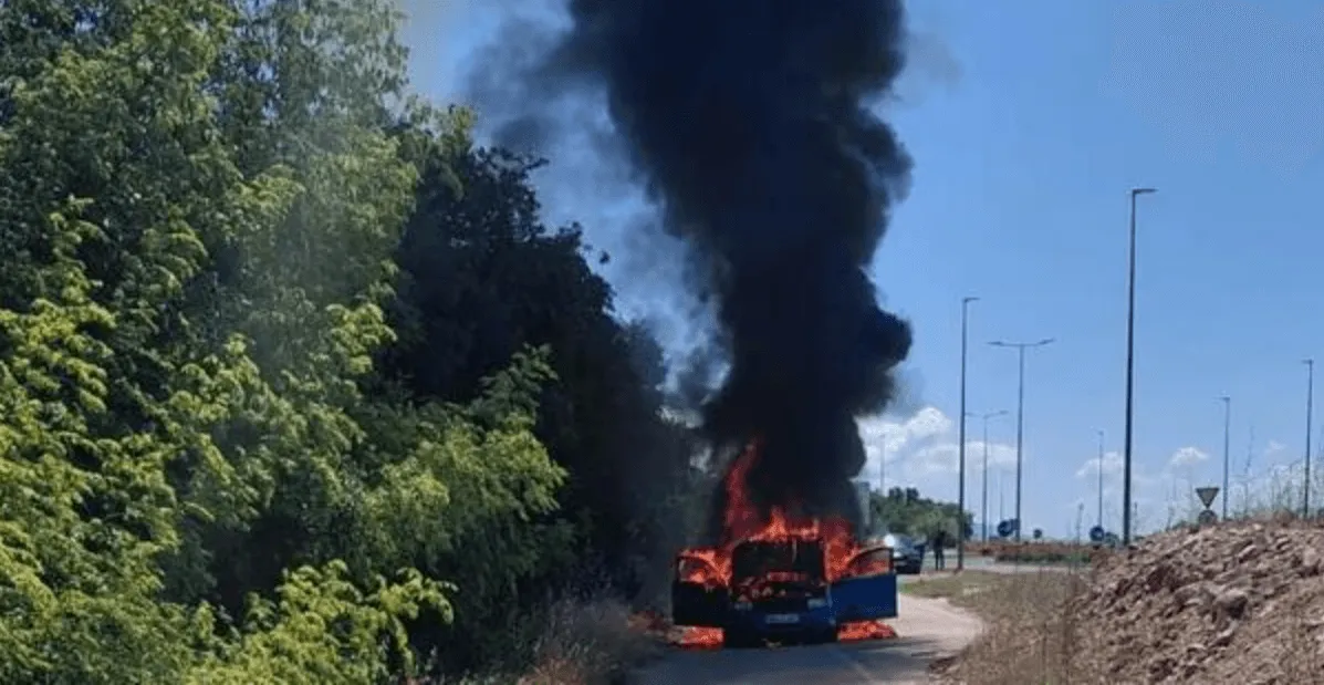 Automobil izgorio na kružnom toku u mjestu Polog kod Mostara