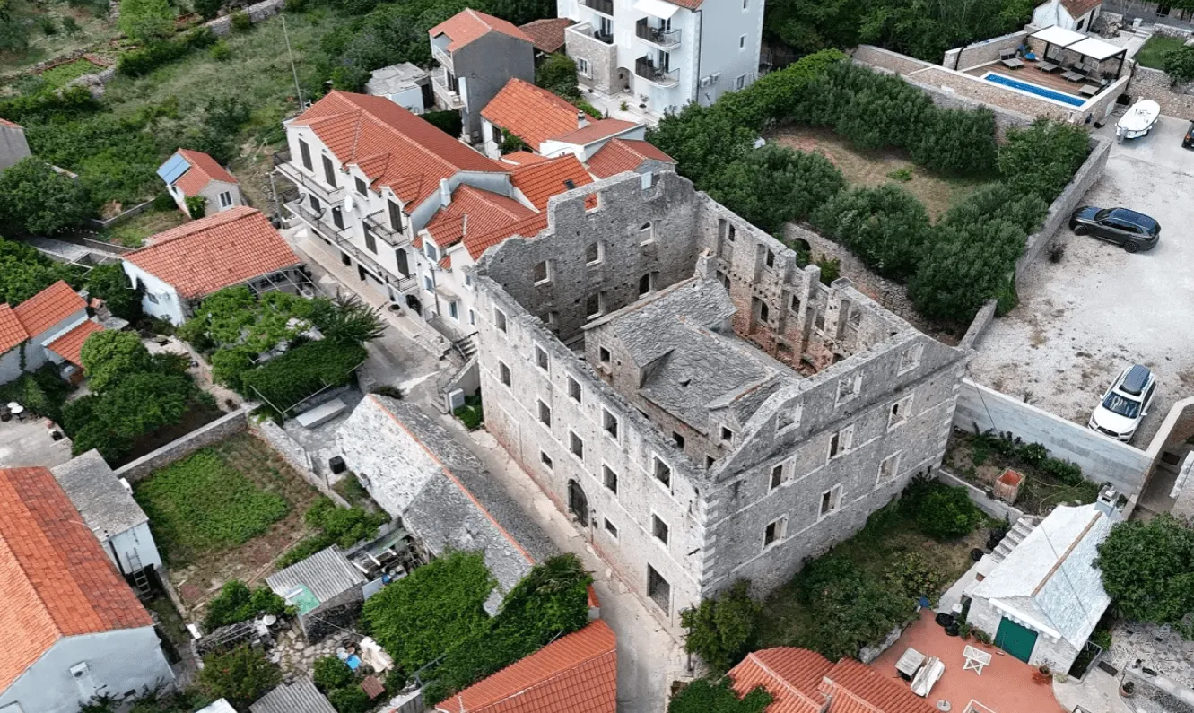 Kuća u kući, fenomen, Bol, Brač