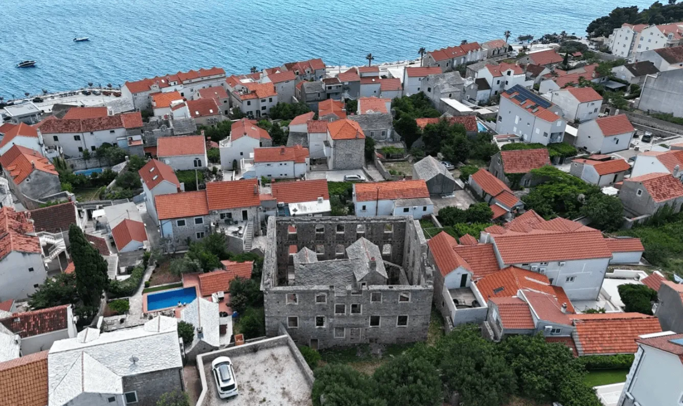 Kuća u kući, fenomen, Bol, Brač