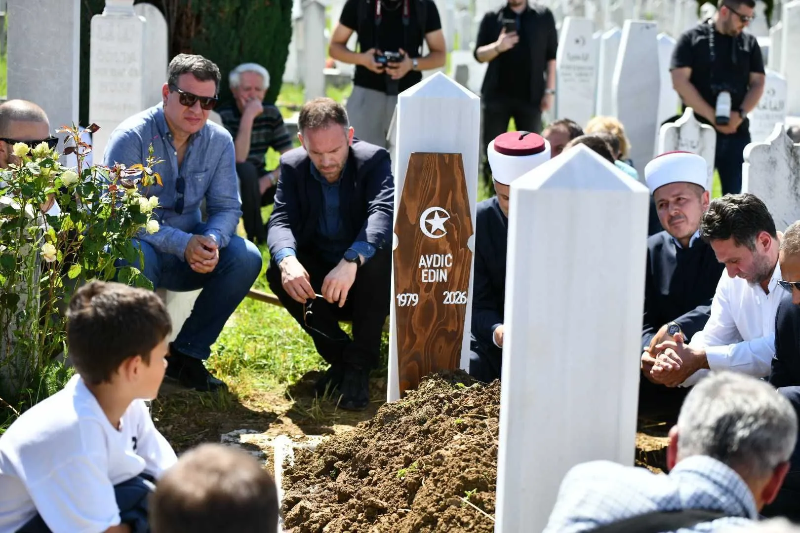 (FOTO) Edin Avdić ukopan u Sarajevu, dženazi prisustvovao veliki broj ljudi