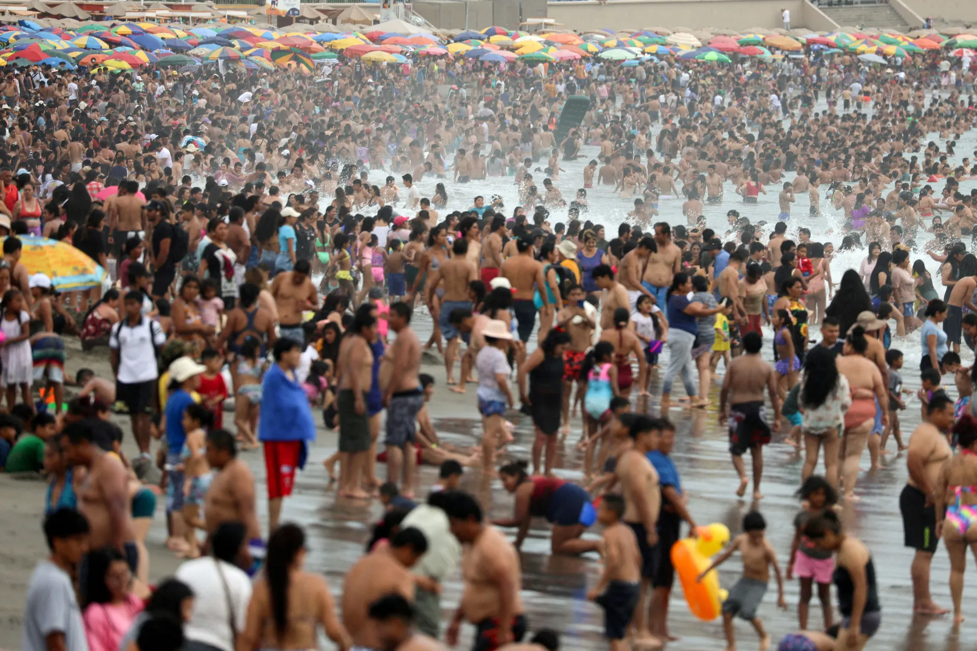 Umjesto zahlađenja stiglo ljeto, u ovom gradu plaže pune, stručnjaci strahuju