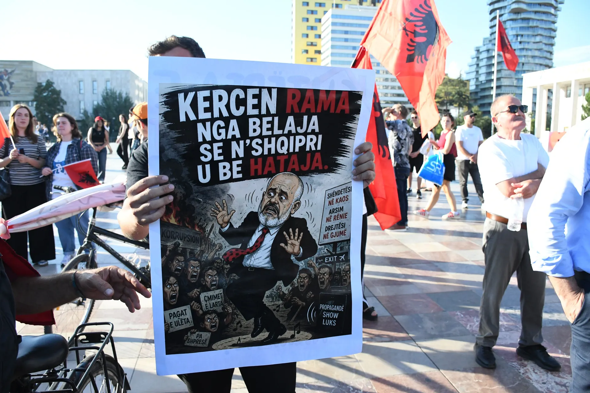 Albanija na nogama, hiljade demonstranata traži Raminu ostavku - slika 9