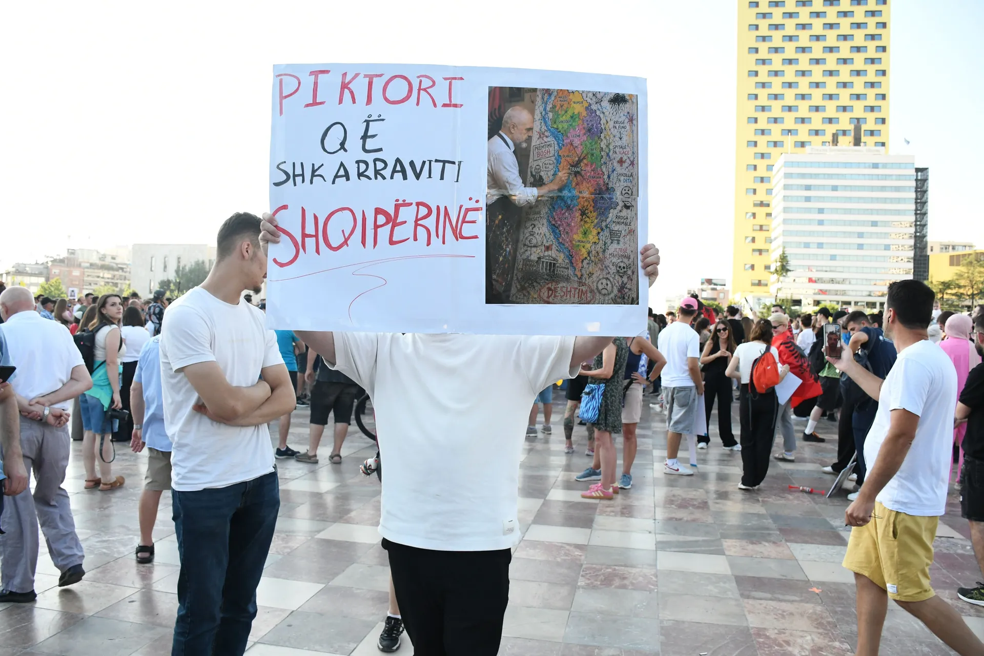 TIRANA, ALBANIJA, 9. JUNI: Protesti u Albaniji protiv planiranog projekta u području Zverneca nastavljeni su deseti dan zaredom, a hiljade demonstranata u Tirani traže ostavku premijera Edija Rame i prekid svih radova u zaštićenim zonama.Okupljeni pod slo
