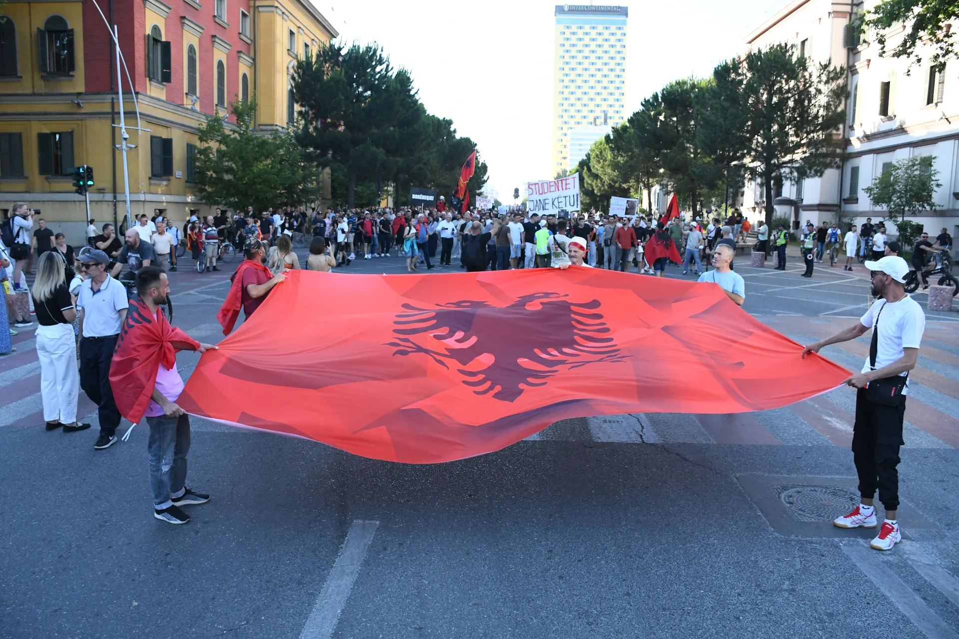 TIRANA, ALBANIJA, 9. JUNI: Protesti u Albaniji protiv planiranog projekta u području Zverneca nastavljeni su deseti dan zaredom, a hiljade demonstranata u Tirani traže ostavku premijera Edija Rame i prekid svih radova u zaštićenim zonama.Okupljeni pod slo