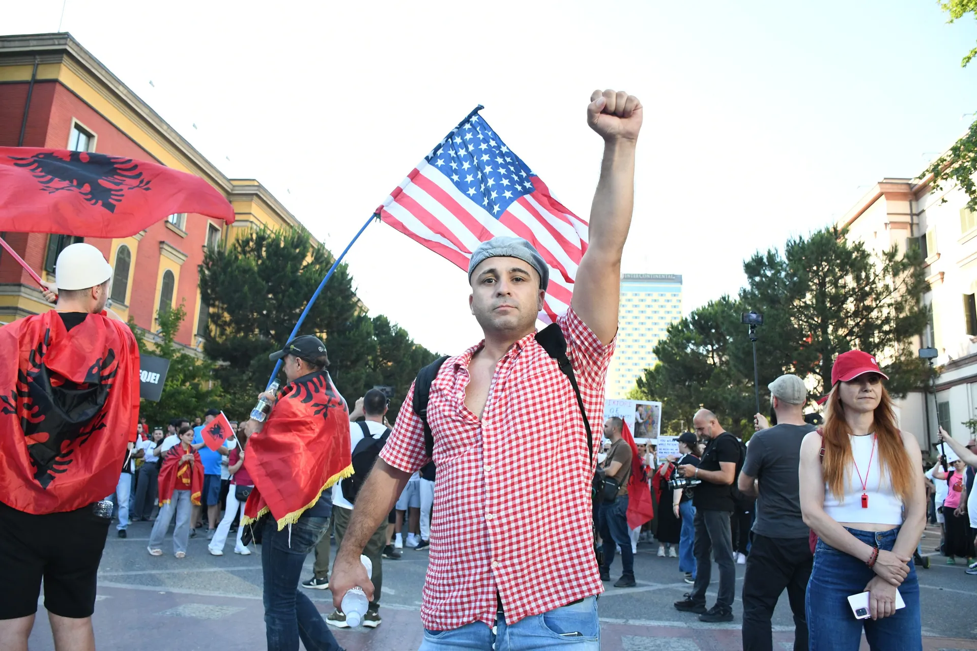 TIRANA, ALBANIJA, 9. JUNI: Protesti u Albaniji protiv planiranog projekta u području Zverneca nastavljeni su deseti dan zaredom, a hiljade demonstranata u Tirani traže ostavku premijera Edija Rame i prekid svih radova u zaštićenim zonama.Okupljeni pod slo