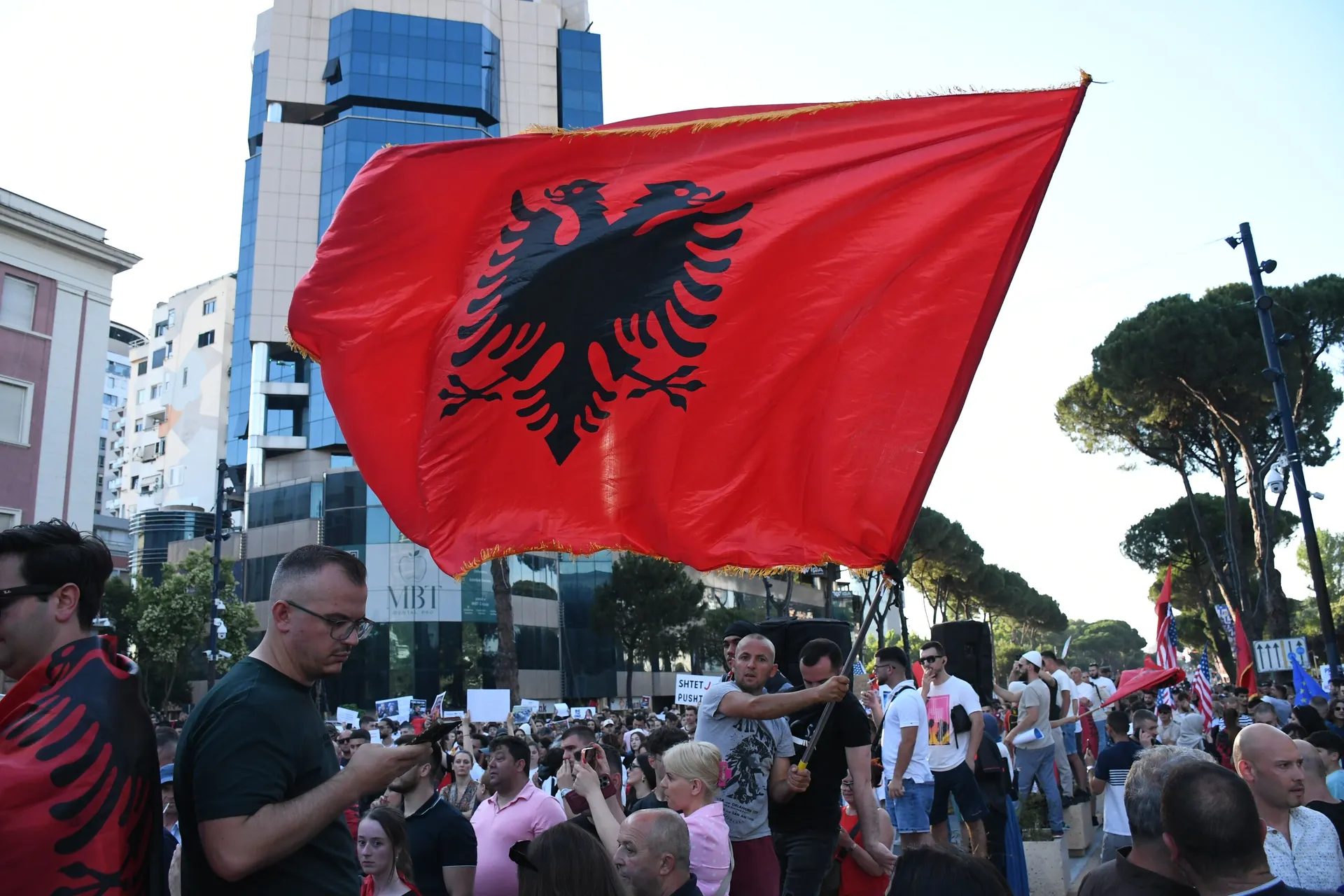 TIRANA, ALBANIJA, 9. JUNI: Protesti u Albaniji protiv planiranog projekta u području Zverneca nastavljeni su deseti dan zaredom, a hiljade demonstranata u Tirani traže ostavku premijera Edija Rame i prekid svih radova u zaštićenim zonama.Okupljeni pod slo