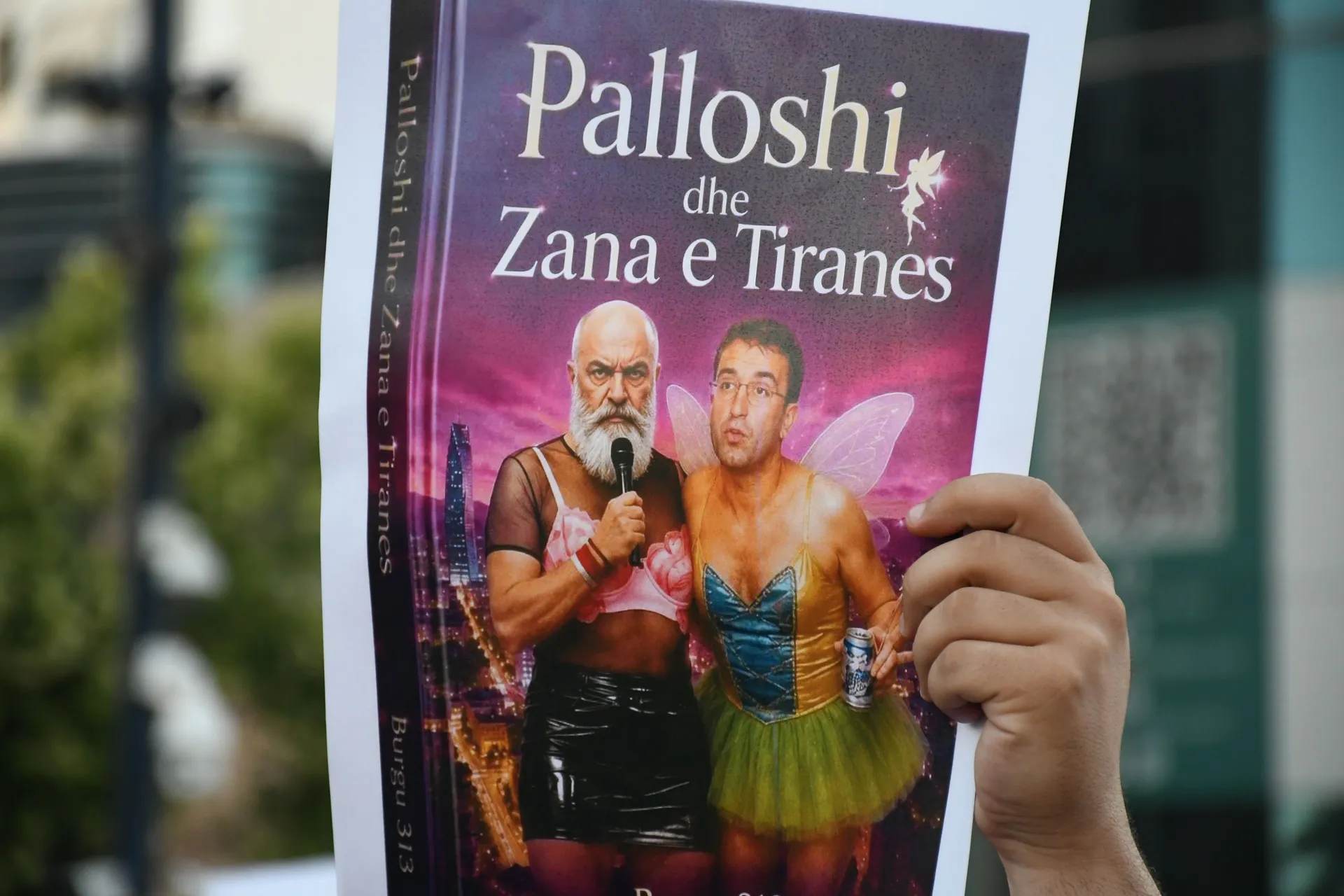 TIRANA, ALBANIJA, 9. JUNI: Protesti u Albaniji protiv planiranog projekta u području Zverneca nastavljeni su deseti dan zaredom, a hiljade demonstranata u Tirani traže ostavku premijera Edija Rame i prekid svih radova u zaštićenim zonama.Okupljeni pod slo