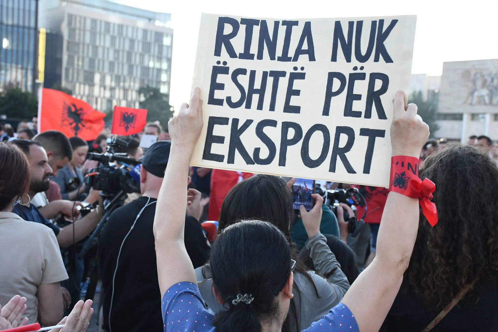 TIRANA, ALBANIJA, 9. JUNI: Protesti u Albaniji protiv planiranog projekta u području Zverneca nastavljeni su deseti dan zaredom, a hiljade demonstranata u Tirani traže ostavku premijera Edija Rame i prekid svih radova u zaštićenim zonama.Okupljeni pod slo