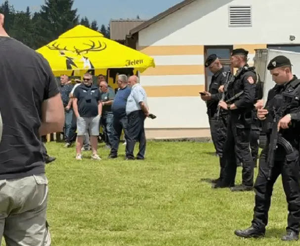 (VIDEO) Burno unutar SNSD-a, Elek prozvao Budimira jer su ga na Jagnjijadi čuvali SAJ-evci