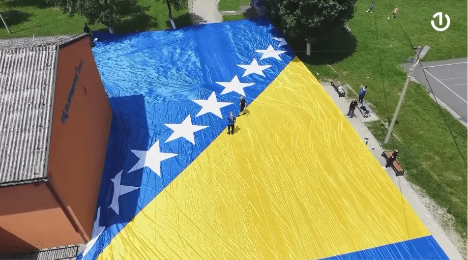 (VIDEO) Osobe sa Down sindromom prave najveću zastavu BiH kao podršku Zmajevima