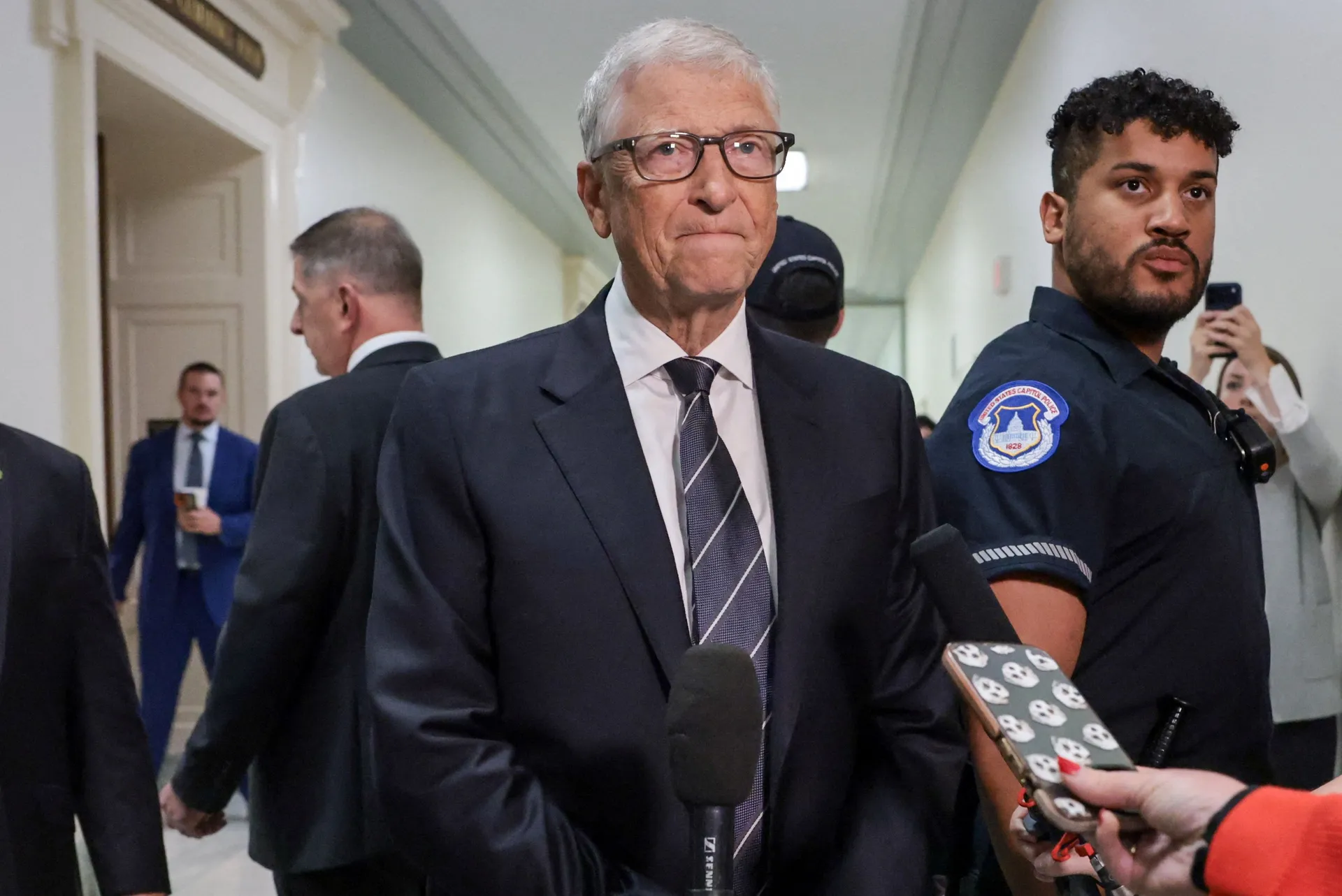 Gates kaže da ga je Epstein pokušao ucijeniti zbog ljubavnice, žali zbog susreta sa njim