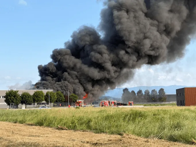 (FOTO i VIDEO) Veliki požar u fabrici namještaja u Hrvatskoj, crni dim se širi područjem