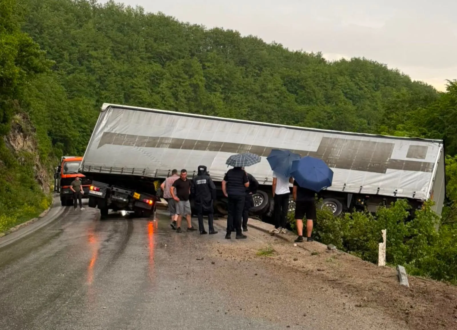 Saobraćajna nesreća u BiH, kamionska prikolica visila pored puta