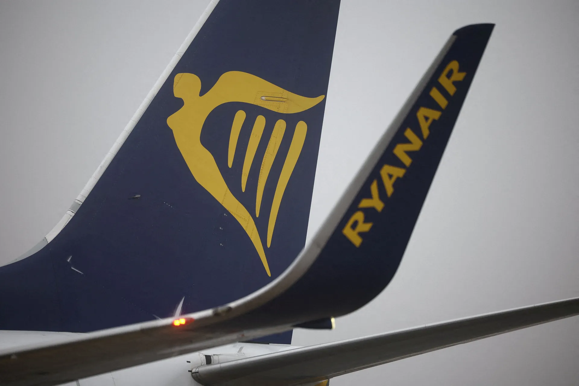 Ryanair pod istragom zbog naplaćivanja naknade roditeljima koji sjede s djecom