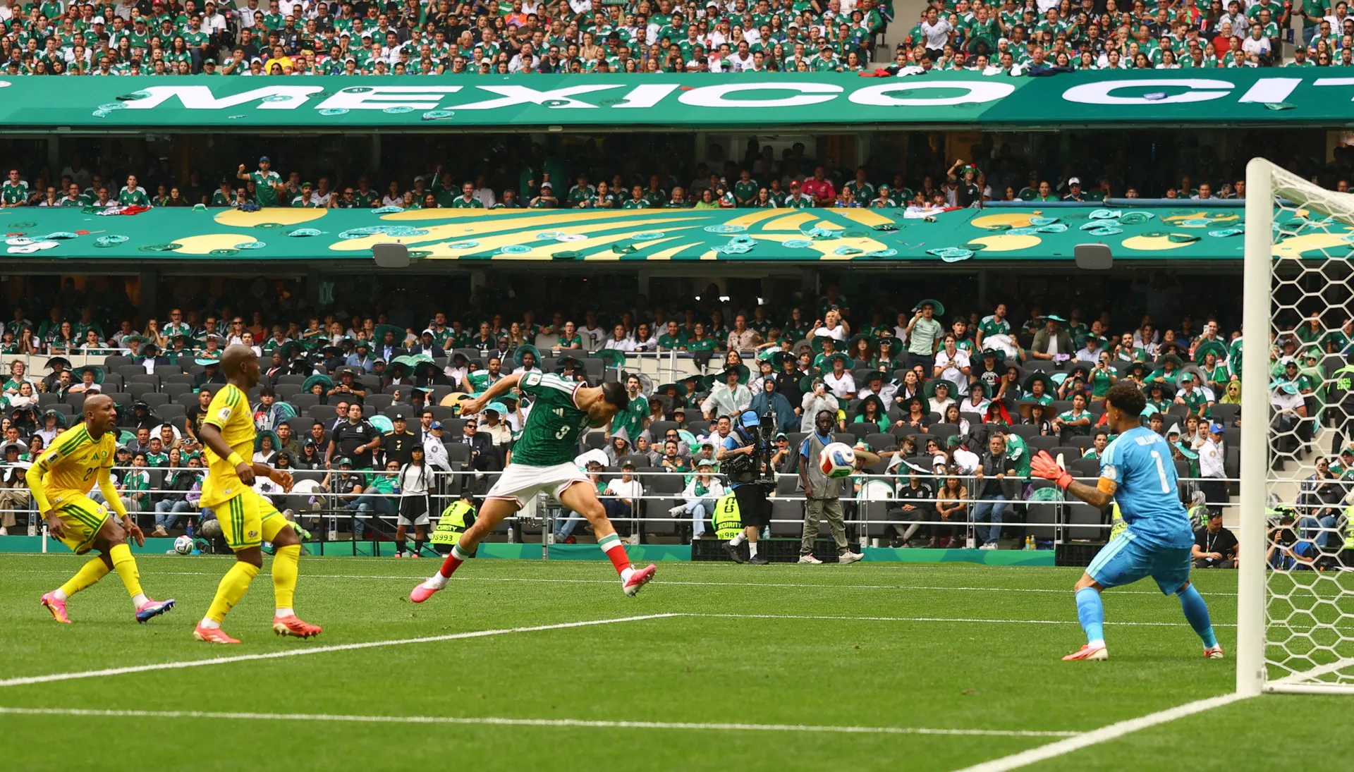 Jimenez postiže gol za 2:0