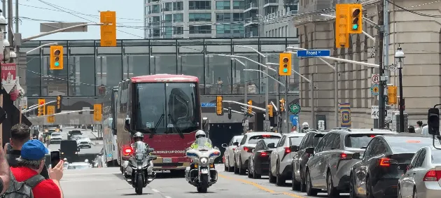 (VIDEO) Autobus reprezentacije BiH prošao centrom Toronta uz veliku policijsku pratnju
