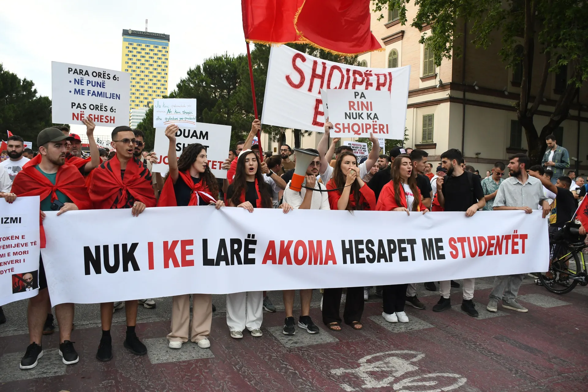 Hiljade Albanaca na ulicama: Demonstranti poručuju da Albanija nije na prodaju - slika 3