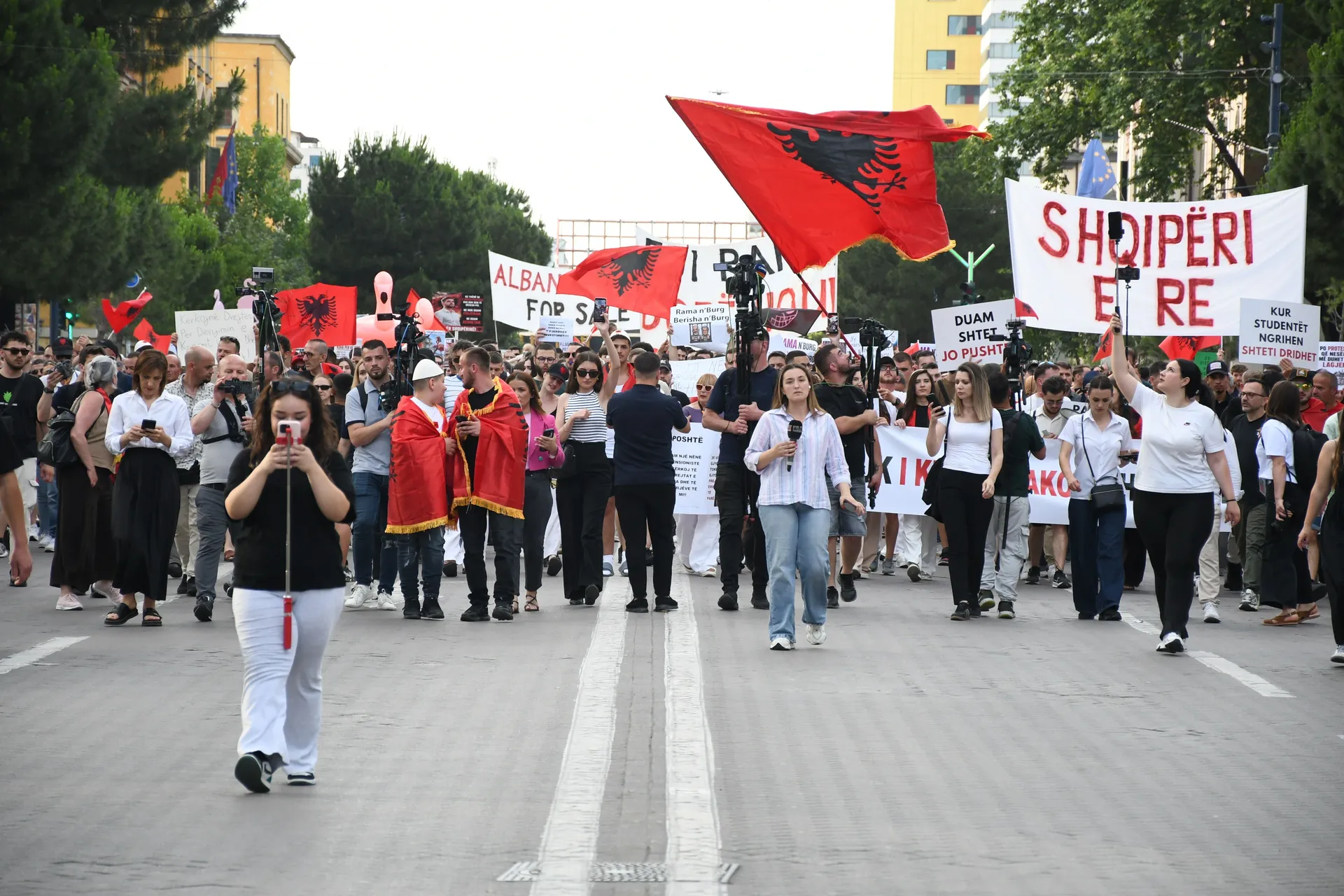 Hiljade Albanaca na ulicama: Demonstranti poručuju da Albanija nije na prodaju