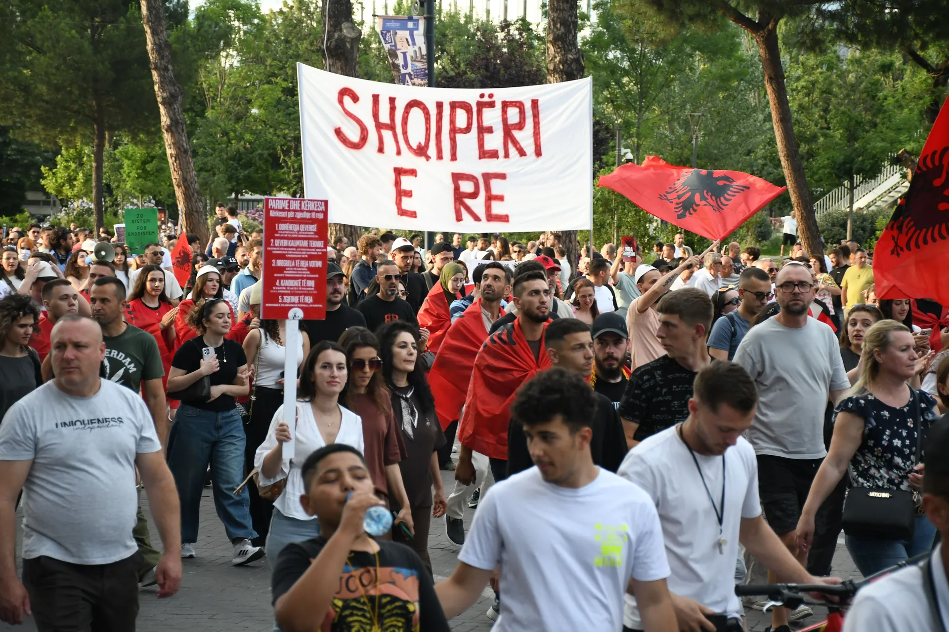 Hiljade Albanaca na ulicama: Demonstranti poručuju da Albanija nije na prodaju - slika 4