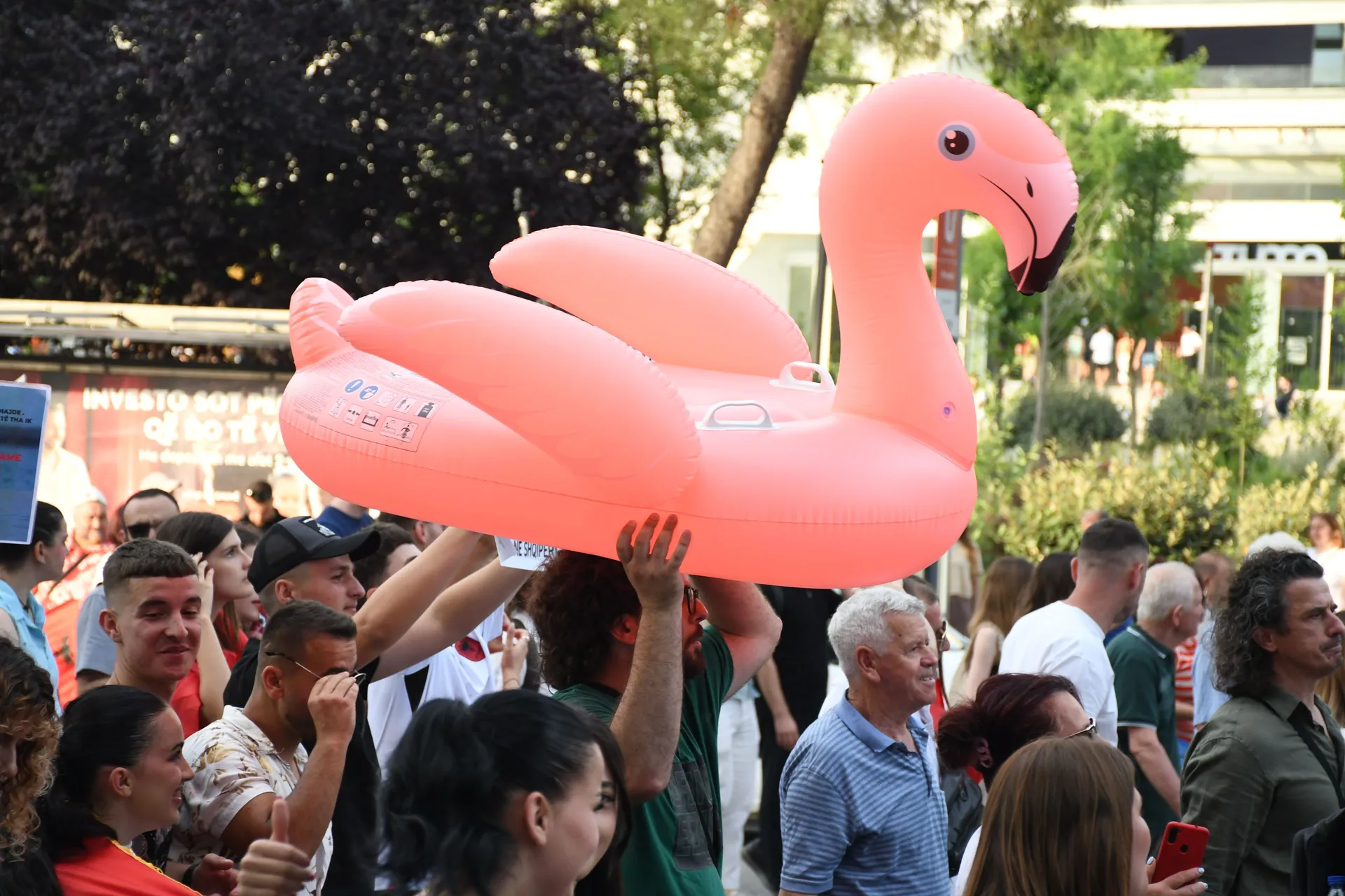 Hiljade Albanaca na ulicama: Demonstranti poručuju da Albanija nije na prodaju - slika 2