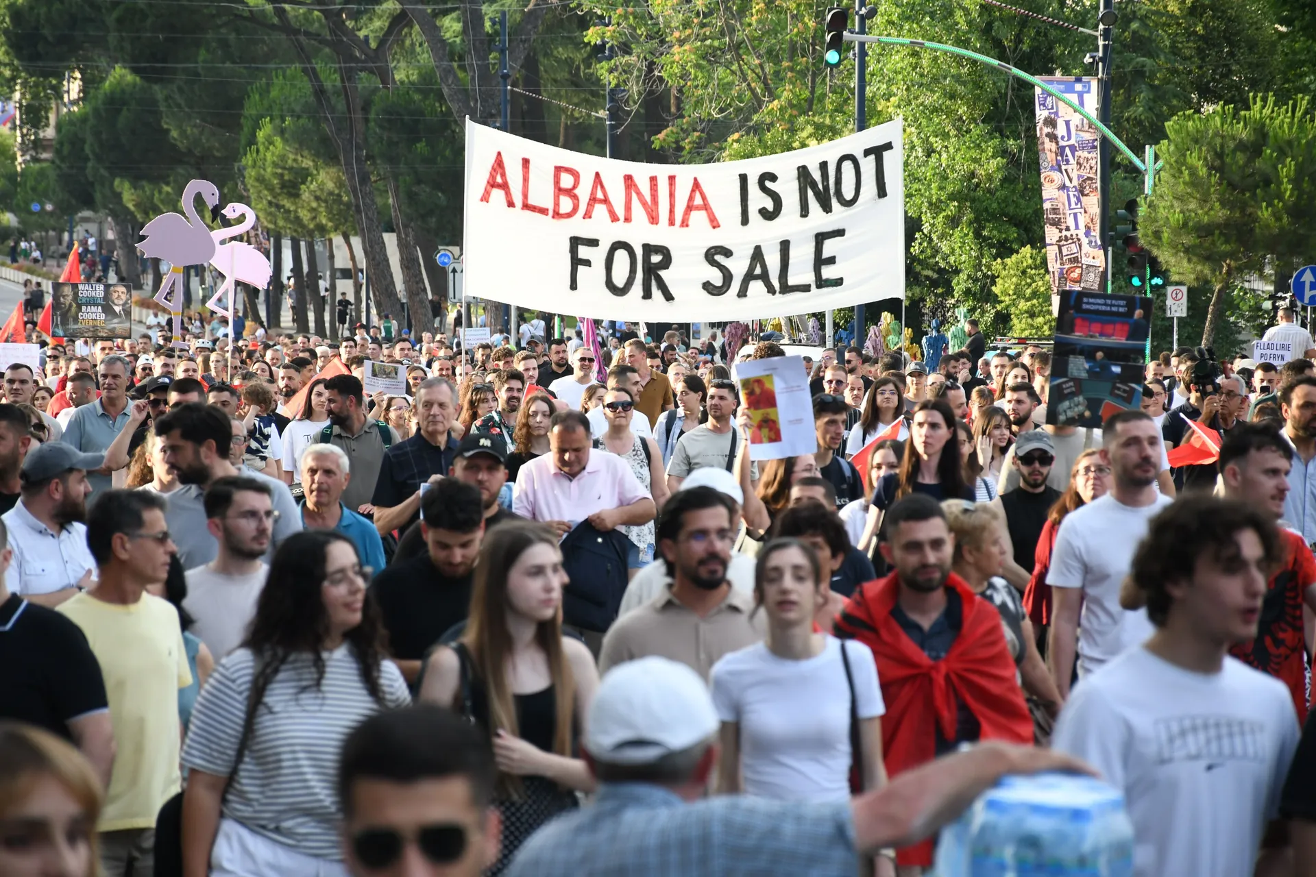 Hiljade Albanaca na ulicama: Demonstranti poručuju da Albanija nije na prodaju - slika 5