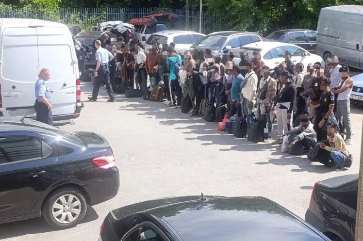 Je li ovo realno, policajci iz BiH u kombiju pronašli 51 migranta
