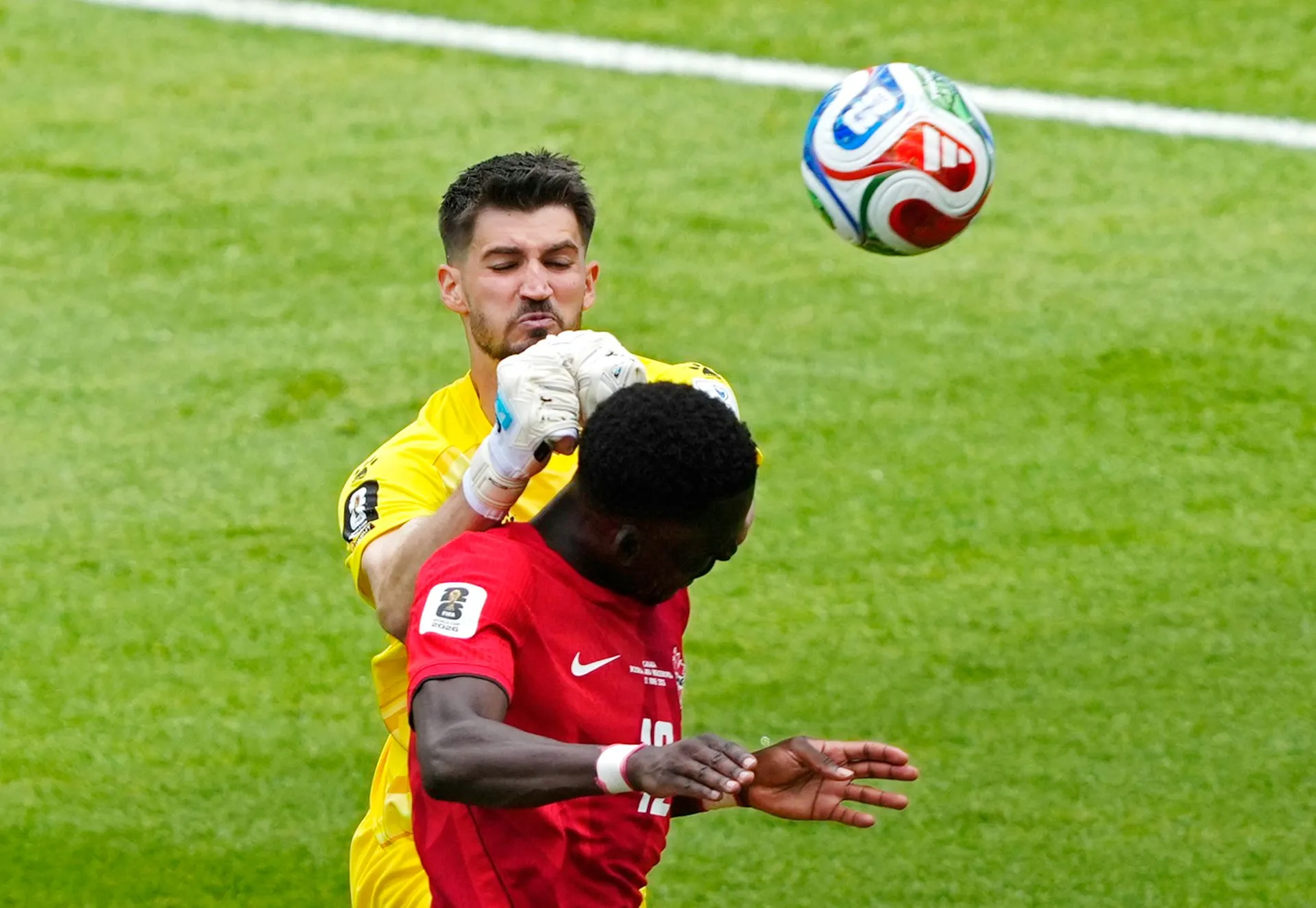 Duel Vasilja i Oluwaseyija - FOTO: IMAGN IMAGES via Reuters/Kevin Sousa