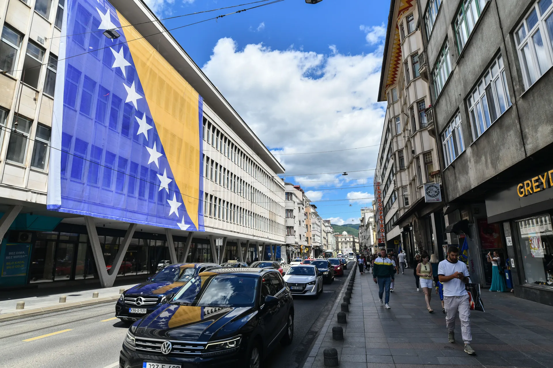 (FOTO) Sarajevo diše za Zmajeve, u centru grada postavljena velika zastava BiH