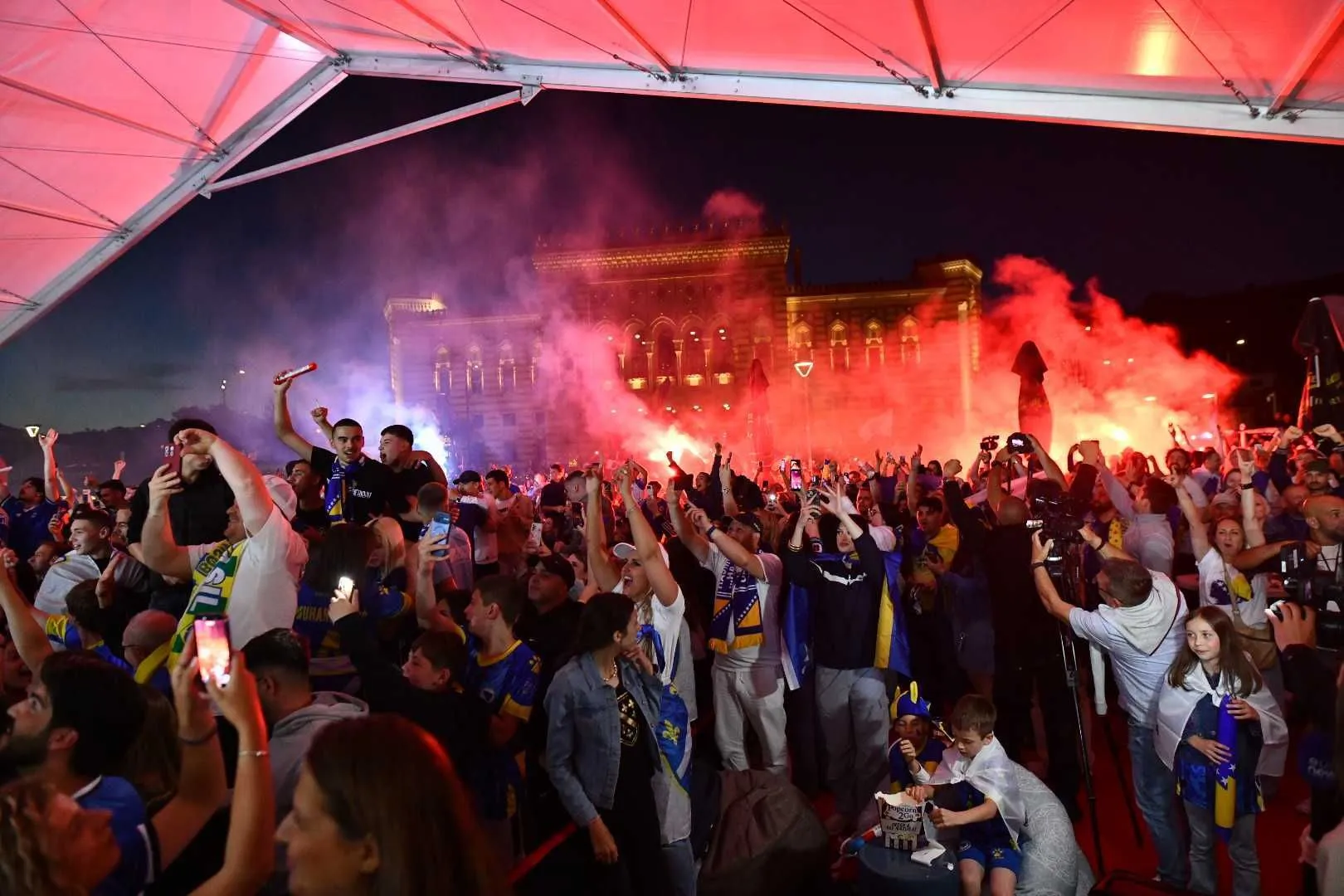  Uzavrela atmosfera, baklje i pjesma - evo kako izgleda slavlje u Fan zoni u srcu Sarajeva
