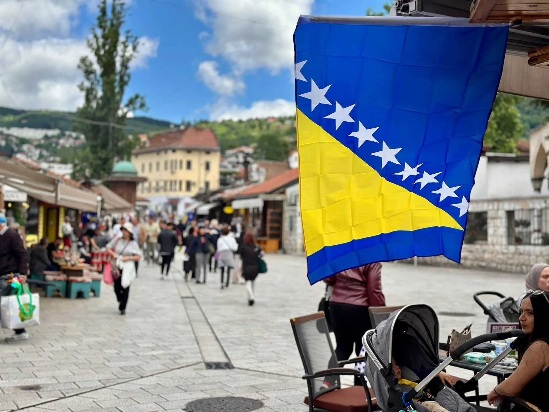 (FOTO) Plava i žuta boja preplavile glavni grad BiH, srce Sarajeva kuca za Zmajeve