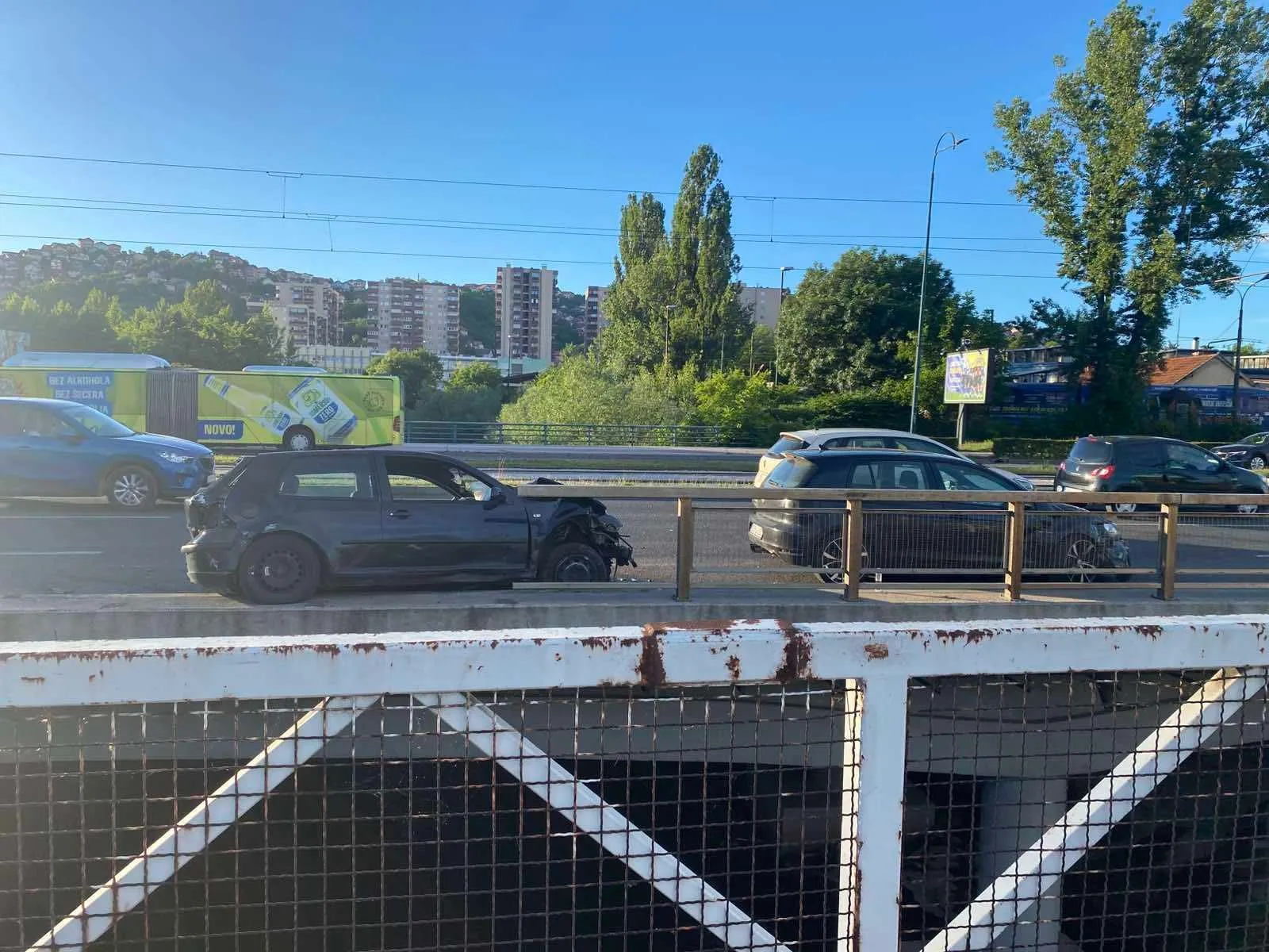 (VIDEO) Strašna saobraćajna nesreća u Sarajevu, zaštitna ograda spriječila katastrofu