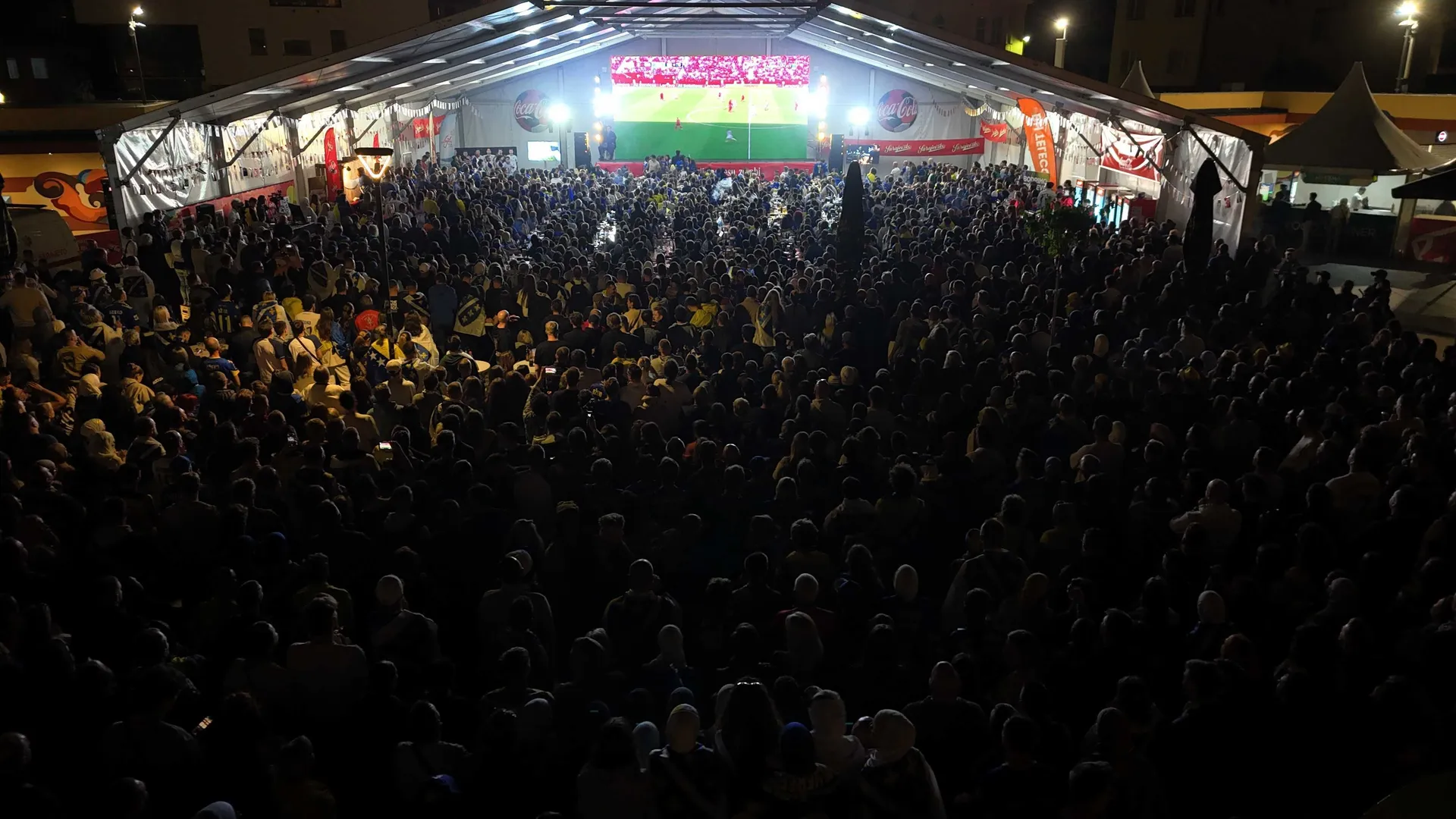 Fan zona "I am from Bosnia" naspram Vijećnice