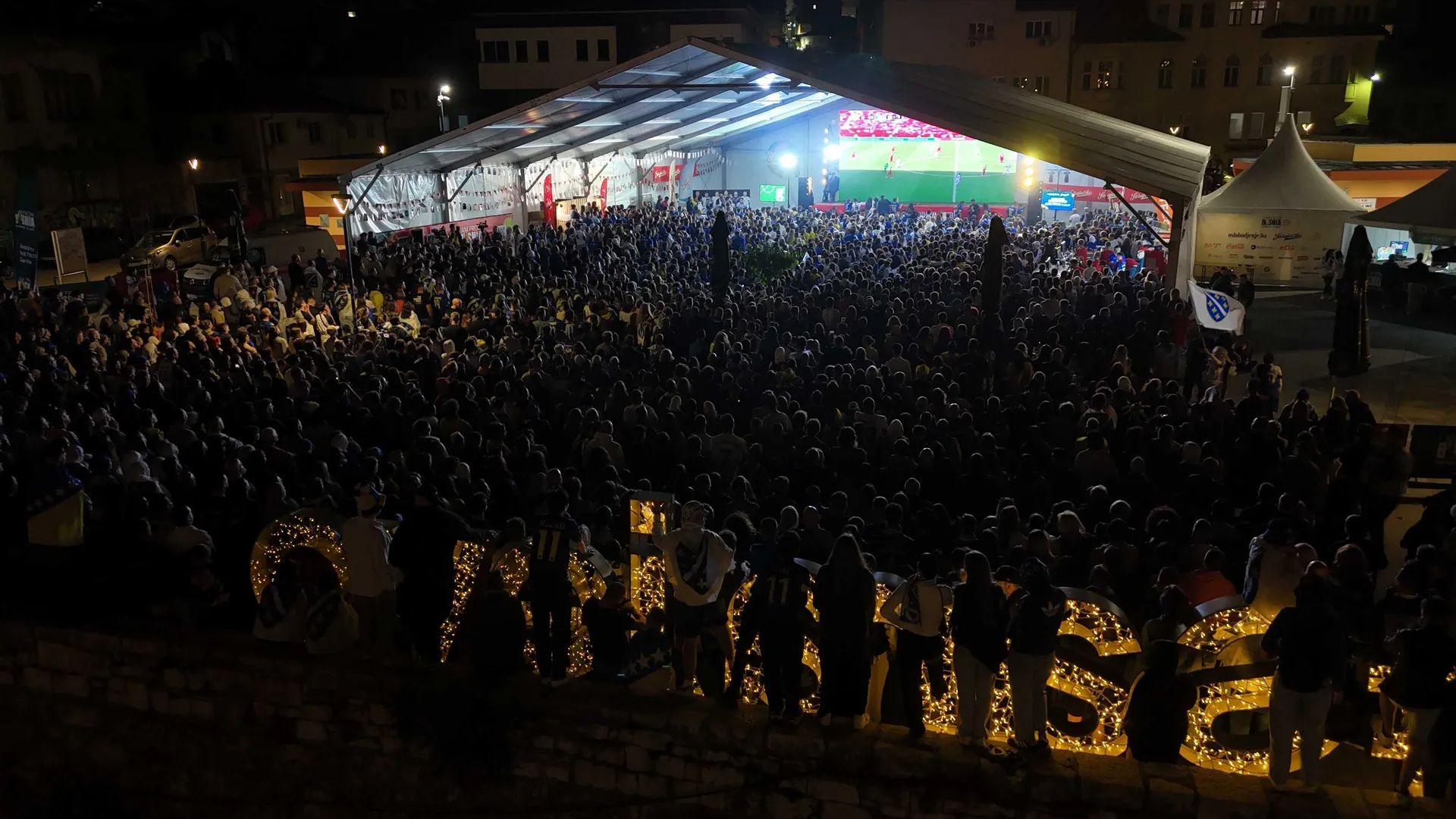 Fan zona "I am from Bosnia" naspram Vijećnice