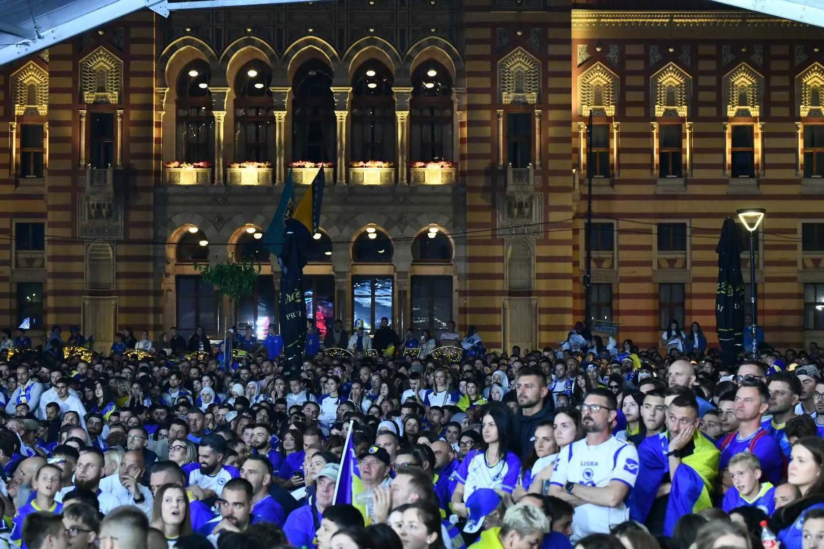 Fan zona "I am from Bosnia" naspram Vijećnice
