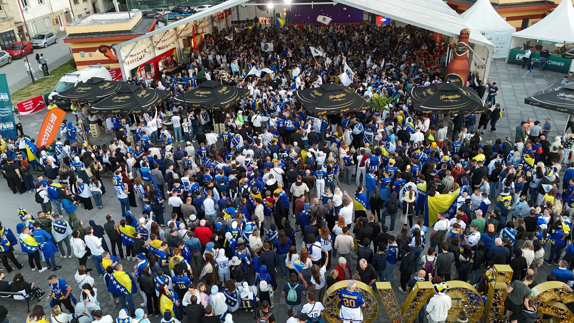 Fan zona "I am from Bosnia" naspram Vijećnice