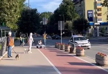 Policajci MUP-a KS uljepšali dan malom dječaku, prizor raznježnio i nasmijao mnoge